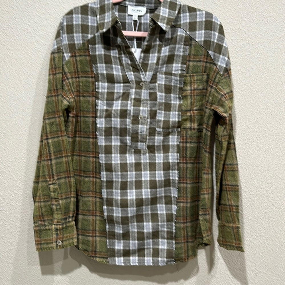 Nwt Heyson very light flannel top with raw edging. Size small and large